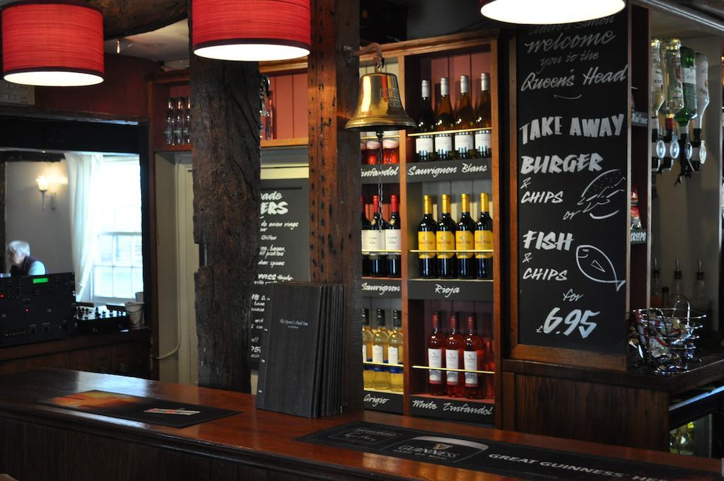 סאפרון וולדן Queens Head Inn מראה חיצוני תמונה