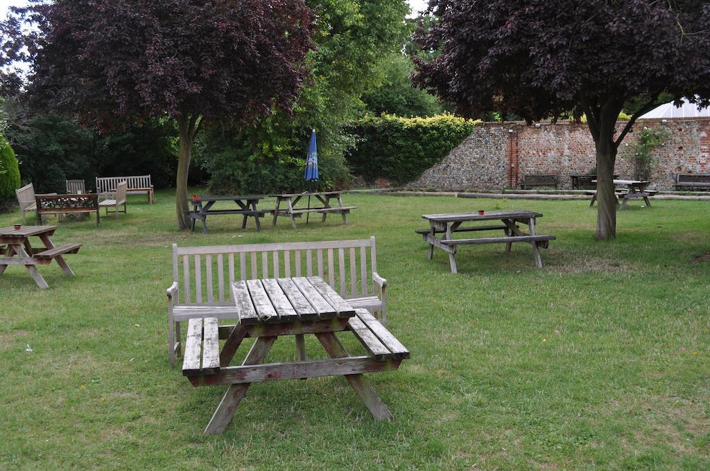 סאפרון וולדן Queens Head Inn מראה חיצוני תמונה
