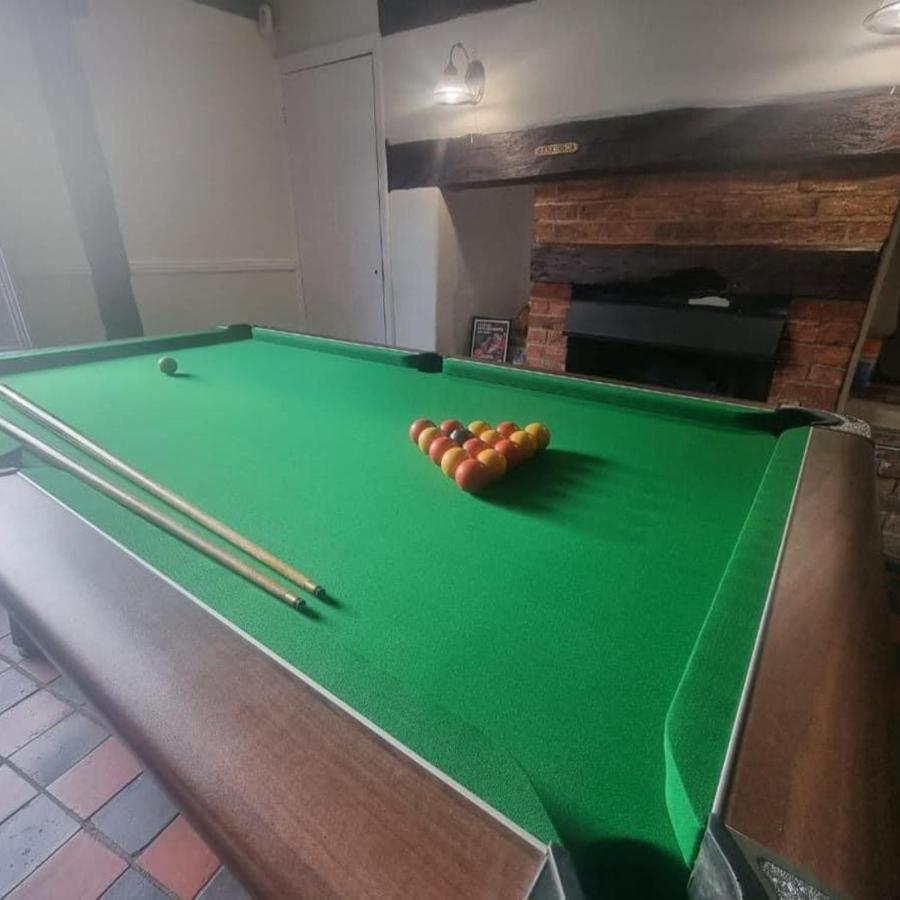 סאפרון וולדן Queens Head Inn מראה חיצוני תמונה