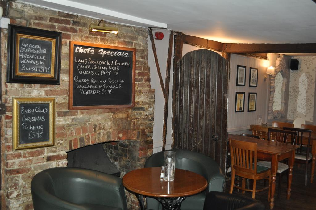 סאפרון וולדן Queens Head Inn מראה חיצוני תמונה