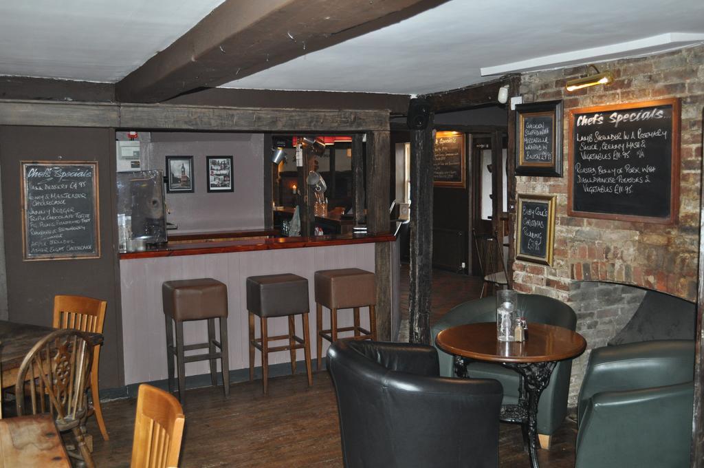סאפרון וולדן Queens Head Inn מראה חיצוני תמונה