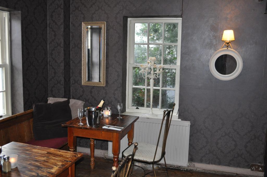 סאפרון וולדן Queens Head Inn מראה חיצוני תמונה